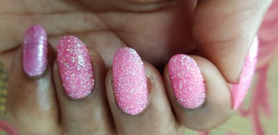 Roze nagels met glitter