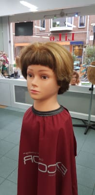 Kort haar met rood aan de voorkant