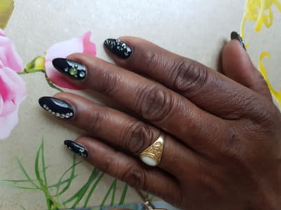 Zwarte nagels met steentjes