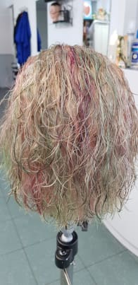 Halflang blond haar