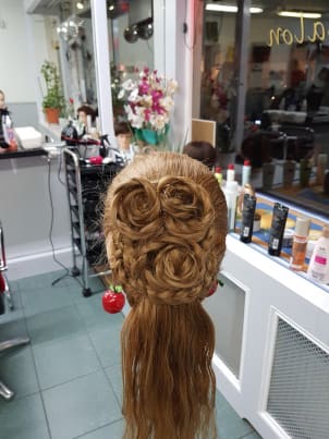 Opgestoken haar met twee gevlochten rozen