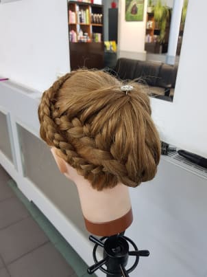 Opgestoken haar met ronde vlechten