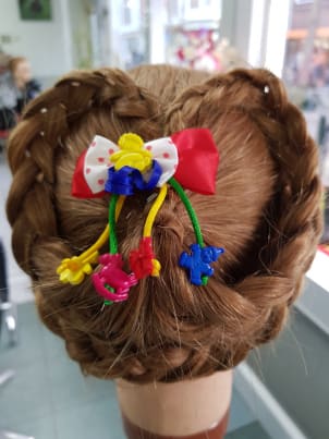 Opgestoken haar in een hartvormige vlecht met een strik